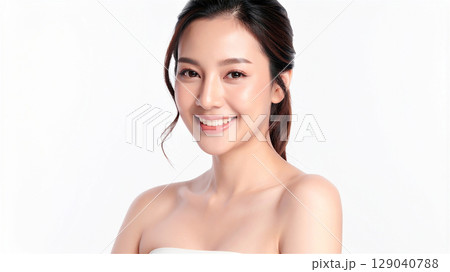 白背景の若い女性　スキンケア　ビューティー 129040788