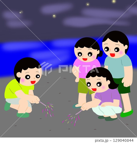 夜の浜辺で花火をする家族 129040844