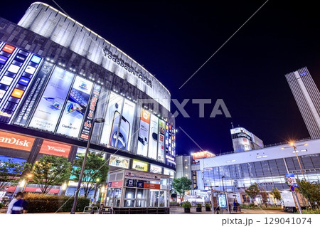 東京都、秋葉原駅前ヨドバシカメラ付近の夜景 東京都、秋葉原駅前ヨドバシカメラ付近の夜景 129041074