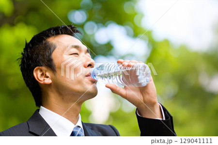 水を飲むビジネスマン 129041111