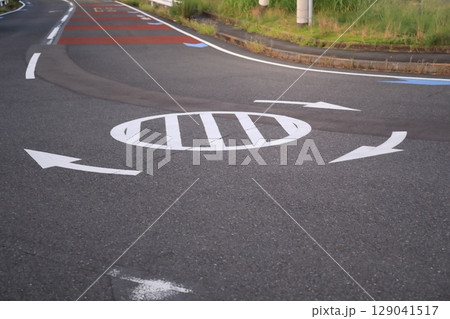 行き止まり道路のUターン表示 行き止まり道路のUターン表示 129041517