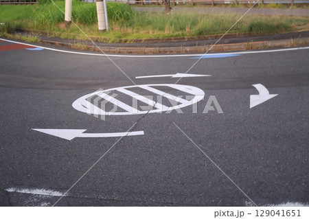 行き止まり道路のUターン表示 129041651