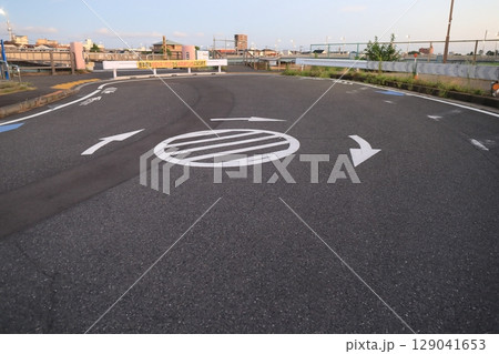 行き止まり道路のUターン表示 129041653