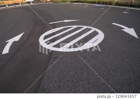行き止まり道路のUターン表示 行き止まり道路のUターン表示 129041657