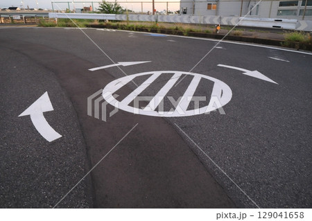 行き止まり道路のUターン表示 129041658