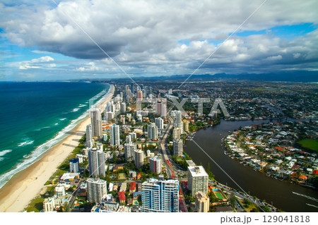 オーストラリア クイーンズランド州ゴールドコーストのスカイポイント展望台からの高層ビルやビーチの眺め オーストラリア クイーンズランド州ゴールドコーストのスカイポイント展望台からの高層ビルやビーチの眺め 129041818