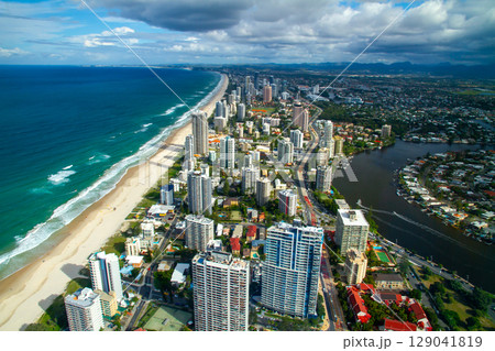 オーストラリア　クイーンズランド州ゴールドコーストのスカイポイント展望台からの高層ビルやビーチの眺め 129041819