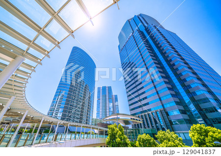 日本の東京都市景観 希望の光…7月。猛烈な暑さ…品川駅前のオフィスビル群などを望む。新時代へ＝26日 129041837