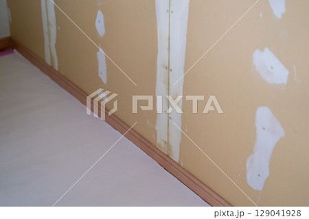 壁紙を貼る前の石膏ボードのパテ処理 129041928