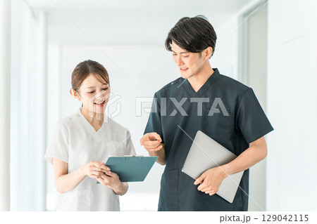 スクラブ姿の医療従事者,医療スタッフ,医師の男性と白衣姿の看護師の女性 129042115