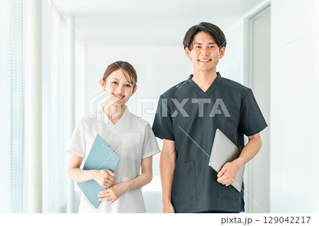 スクラブ姿の医療従事者,医療スタッフ,医師の男性と白衣姿の看護師の女性 スクラブ姿の医療従事者,医療スタッフ,医師の男性と白衣姿の看護師の女性 129042217