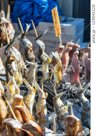 魚市場で売られる魚の串焼き 129042228