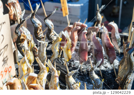 魚市場で売られる魚の串焼き 魚市場で売られる魚の串焼き 129042229