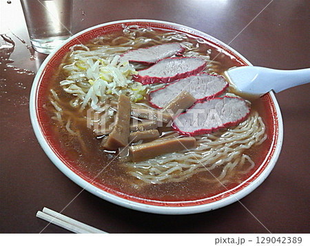 おいしそうなラーメン(豚骨ラーメン，とんこつラーメン，志那そば，夜泣きそば) 129042389
