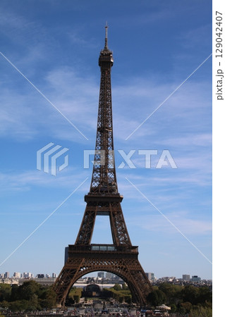 青空に映えるエッフェル塔の縦構図写真(フランス・パリ) 青空に映えるエッフェル塔の縦構図写真(フランス・パリ) 129042407