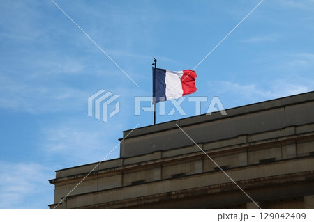 青空にたなびくフランス国旗(トリコロール)|澄み渡る空と国のシンボル 青空にたなびくフランス国旗(トリコロール)|澄み渡る空と国のシンボル 129042409