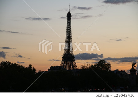 夕焼けに浮かぶエッフェル塔のシルエット|パリの幻想的な黄昏時の風景 夕焼けに浮かぶエッフェル塔のシルエット|パリの幻想的な黄昏時の風景 129042410