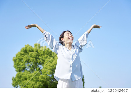 屋外で深呼吸をする女性 屋外で深呼吸をする女性 129042467