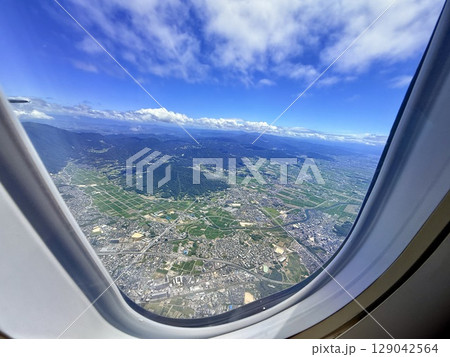 夏の青空と緑の田畑が広がる鳥栖市の上空風景 夏の青空と緑の田畑が広がる鳥栖市の上空風景 129042564