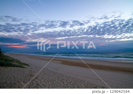 オーストラリア　クイーンズランド州ゴールドコーストの朝焼け空とビーチの眺め 129042584