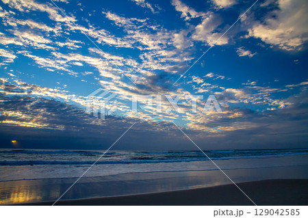 オーストラリア　クイーンズランド州ゴールドコーストの朝焼け空とビーチの眺め 129042585
