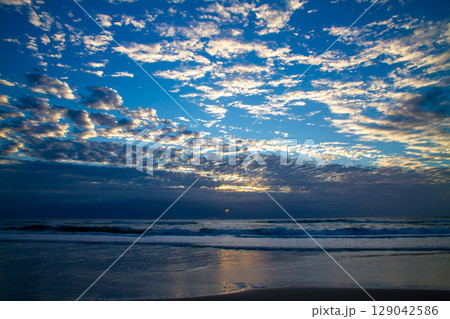 オーストラリア　クイーンズランド州ゴールドコーストの朝焼け空とビーチの眺め 129042586