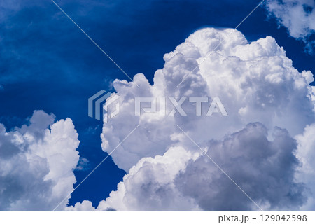 積乱雲が成長する夏空 a-2 高彩度コントラスト 積乱雲が成長する夏空 a-2 高彩度コントラスト 129042598