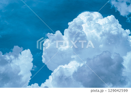 積乱雲が成長する夏空 a-3 ライトカラー 積乱雲が成長する夏空 a-3 ライトカラー 129042599