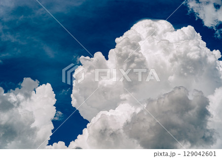 積乱雲が成長する夏空 a-5 フィルム調 積乱雲が成長する夏空 a-5 フィルム調 129042601