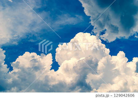 積乱雲が成長する夏空　b-4 暖色寒色強調 129042606