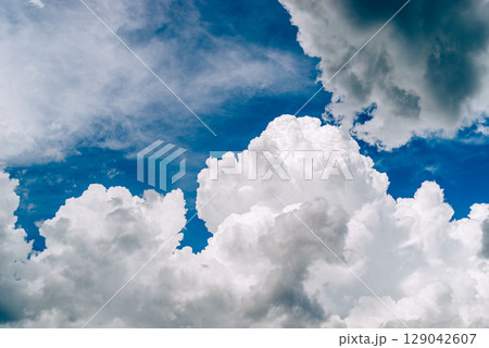 積乱雲が成長する夏空　b-5 フィルム調 129042607