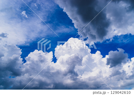 積乱雲が成長する夏空　c-2 高彩度コントラスト 129042610