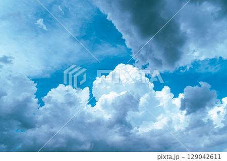 積乱雲が成長する夏空　c-3 ライトカラー 129042611