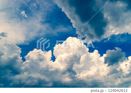積乱雲が成長する夏空　c-4 暖色寒色強調 129042612