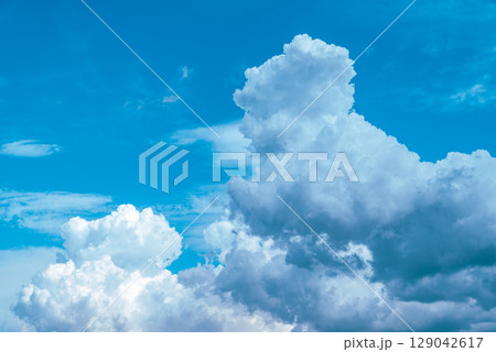 積乱雲が成長する夏空　d-3 ライトカラー 129042617