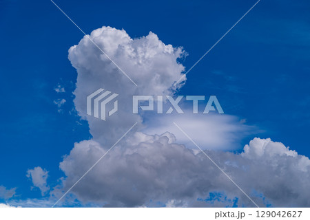 積乱雲が成長する夏空　f-1 129042627