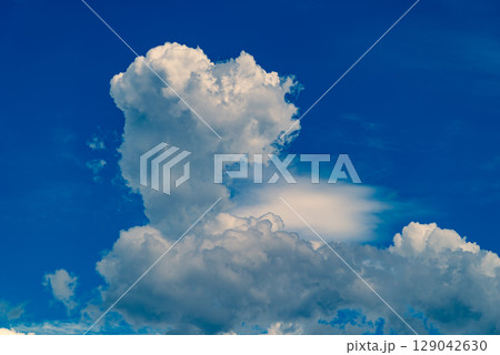 積乱雲が成長する夏空 f-4 暖色寒色強調 積乱雲が成長する夏空 f-4 暖色寒色強調 129042630