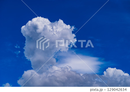 積乱雲が成長する夏空　g-2 高彩度コントラスト 129042634