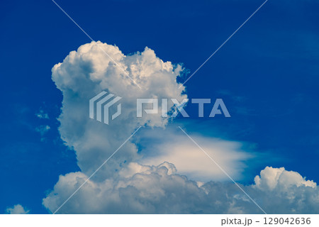 積乱雲が成長する夏空　g-4 暖色寒色強調 129042636