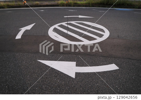 行き止まり道路のUターン表示 行き止まり道路のUターン表示 129042656