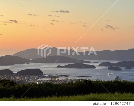 鬼岳から望む福江の夕景と五島列島の海 129042747