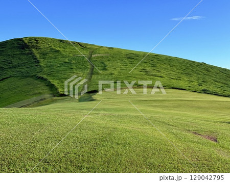 鬼岳の稜線と広がる緑の丘と青空 鬼岳の稜線と広がる緑の丘と青空 129042795