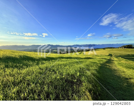 鬼岳の稜線と広がる緑の丘と青空 129042803