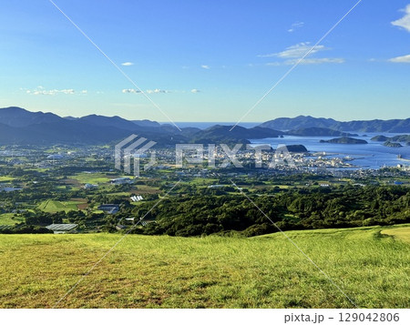 鬼岳の稜線と広がる緑の丘と青空 129042806