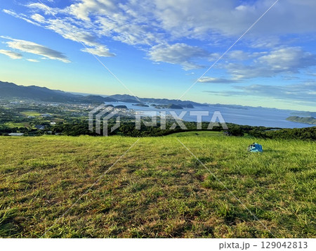 鬼岳の稜線と広がる緑の丘と青空 鬼岳の稜線と広がる緑の丘と青空 129042813