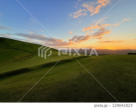 鬼岳の稜線と広がる緑の丘と青空 129042823