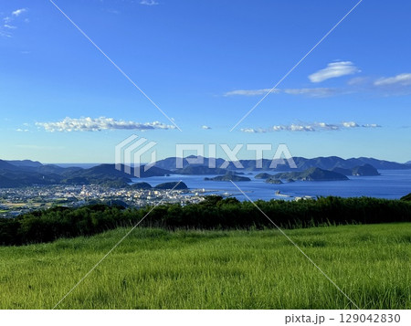 鬼岳の稜線と広がる緑の丘と青空 鬼岳の稜線と広がる緑の丘と青空 129042830