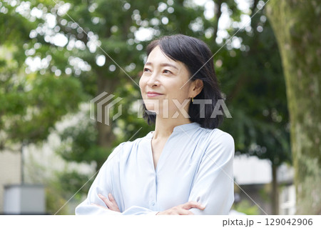 中年の女性 ポートレート 屋外 中年の女性 ポートレート 屋外 129042906