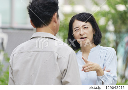 夫婦喧嘩する中年の夫婦　屋外 129042913