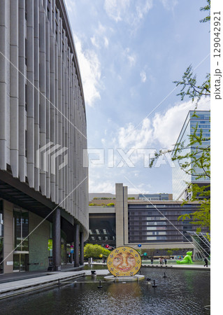 【都市景観】大阪駅うめきた広場からのビル景観 129042921